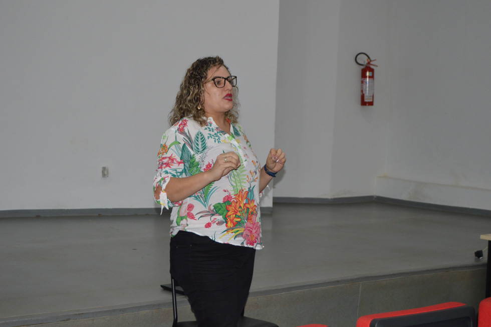 Professora Larissa apresentando suas propostas no auditório do Câmpus Valparaíso